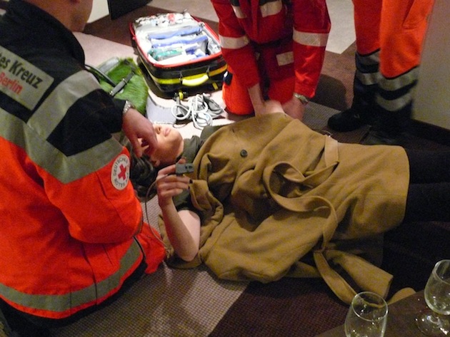 Florian Stöhr wird vom Notarzt betreut Florian Stöhr wird vom Notarzt betreut